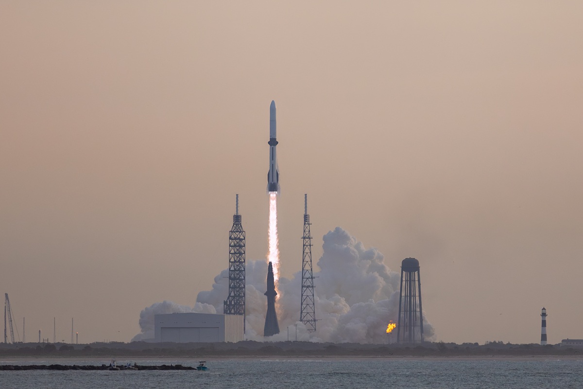 Blue Origin: Κέρδισε τον πύραυλο, έχασε τον δορυφόρο – Τι σημαίνει η νέα αστοχία του Μπέζος