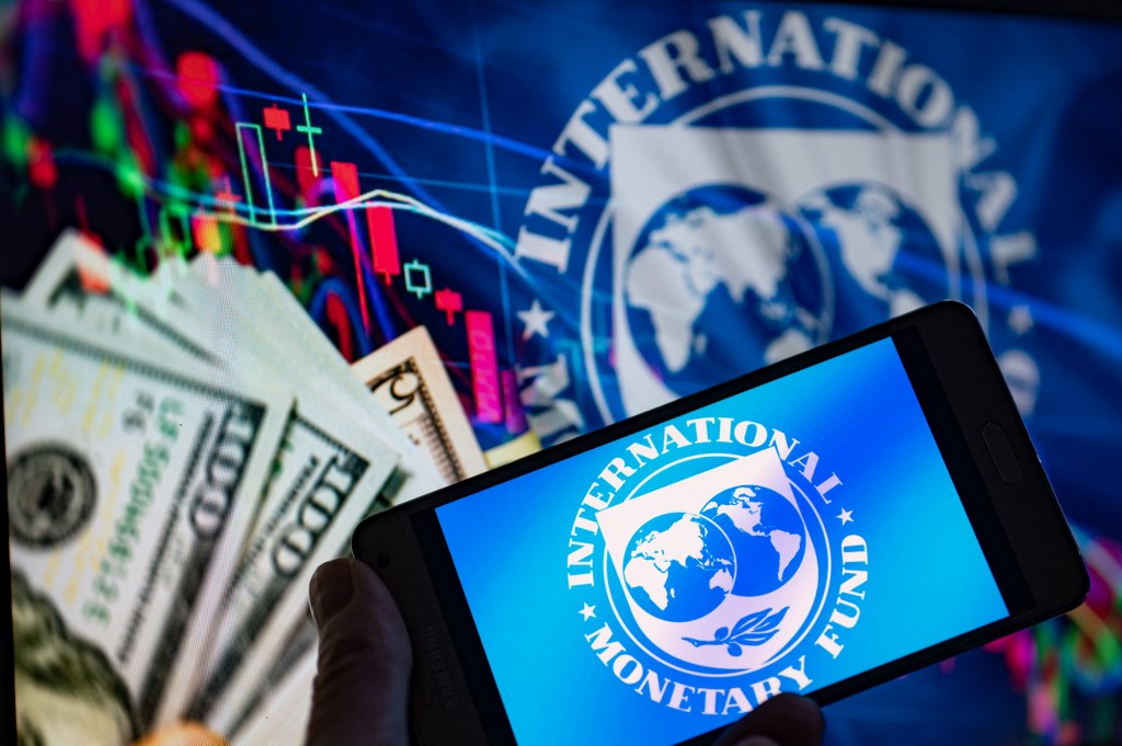 «Δύσκολοι καιροί» αν μείνει ψηλά το πετρέλαιο – Σήμα κινδύνου για πληθωρισμό και χρέος από το ΔΝΤ