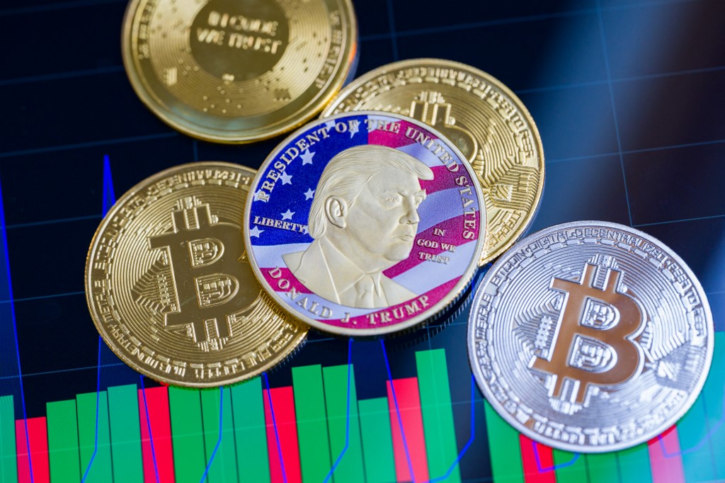 Δισεκατομμυριούχος vs Τραμπ λόγω Crypto: Κατηγορίες για «πάγωμα» tokens και εκβιασμό