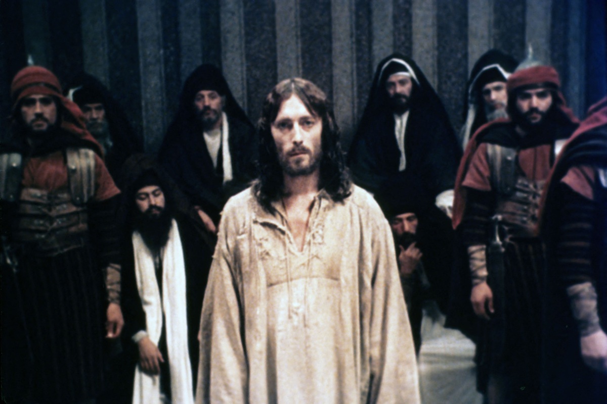 Ρόμπερτ Πάουελ: Ο πρωταγωνιστής της εμβληματικής σειράς «Ιησούς από τη Ναζαρέτ» αποκαλύπτει το μυστικό της ερμηνείας του