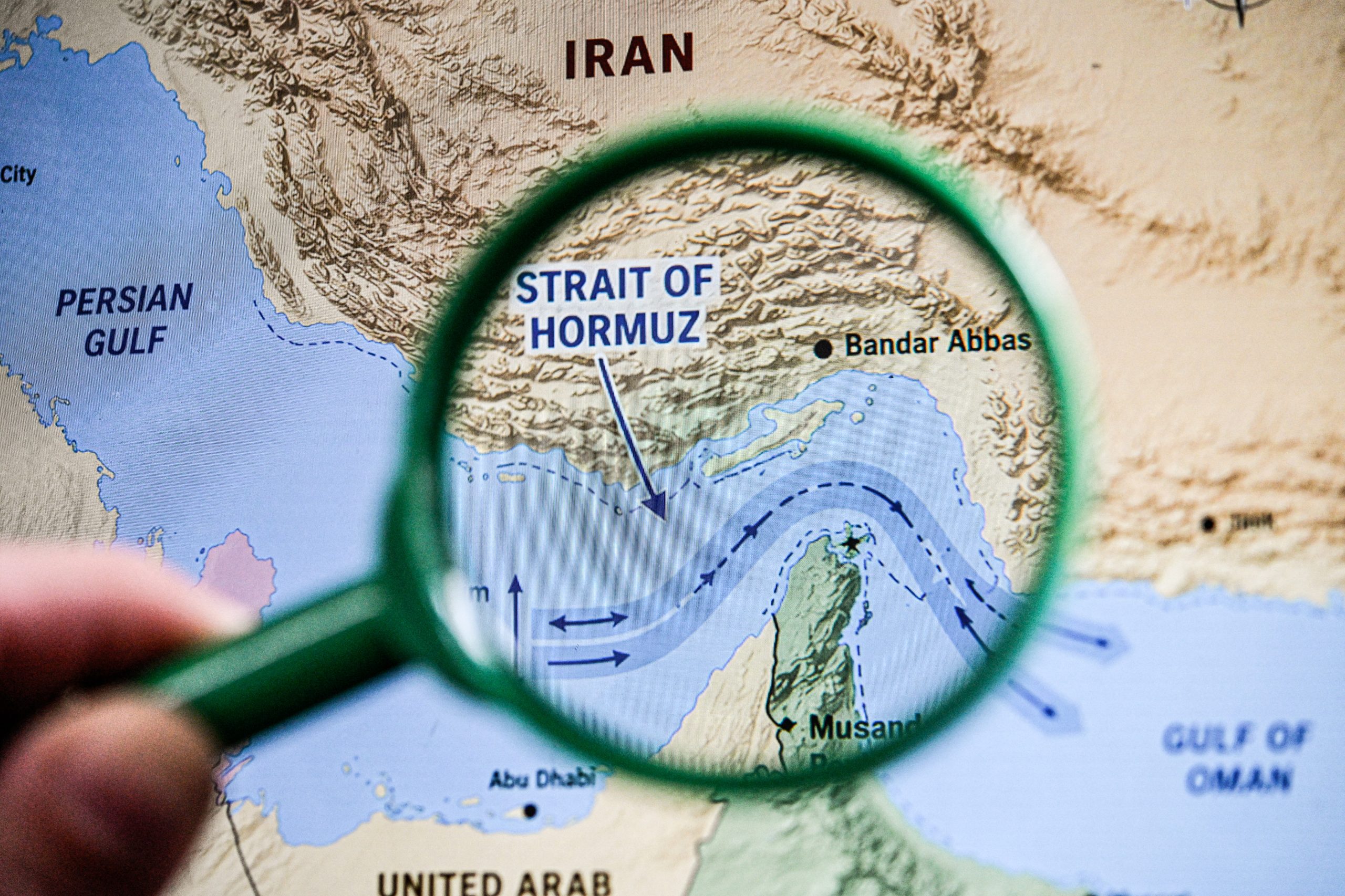 Κλιμάκωση έντασης ΗΠΑ–Ιράν: Απειλές για «πρωτοφανή στρατιωτική δράση» και σενάρια πολύμηνου αποκλεισμού