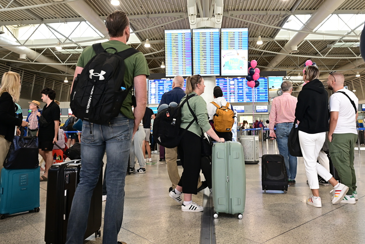 Έλλειψη καυσίμων: Πόσο απειλούνται οι πτήσεις και τι σημαίνει για τις τιμές των εισιτηρίων