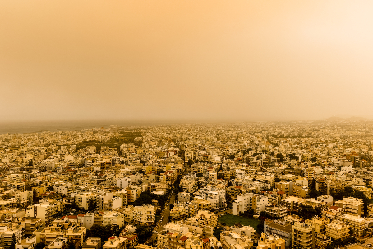 Αφρικανική σκόνη στην Κρήτη: Πορτοκαλί ουρανός και αποπνικτική ατμόσφαιρα