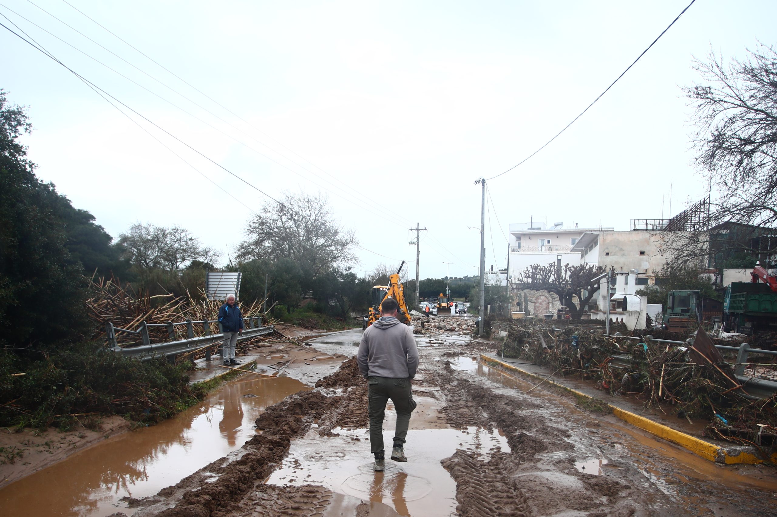 Erminio: Ένας νεκρός και εκτεταμένες ζημιές σε όλη τη χώρα – Live η πορεία της κακοκαιρίας (vids)