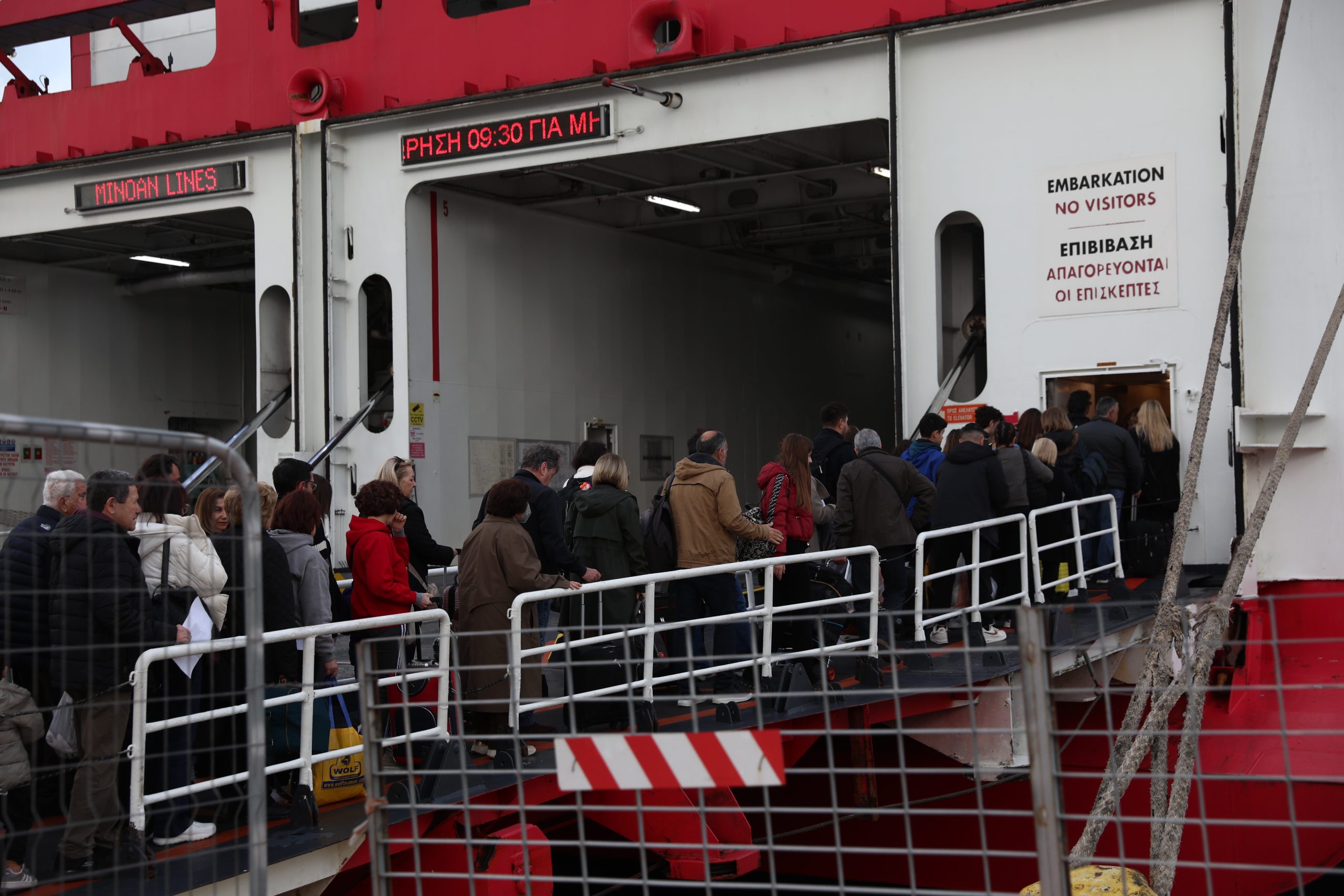 Πάσχα: 320.000 οχήματα έφυγαν σε 2 ημέρες – Ουρές στα διόδια, υψηλή πληρότητα σε ΚΤΕΛ και πλοία