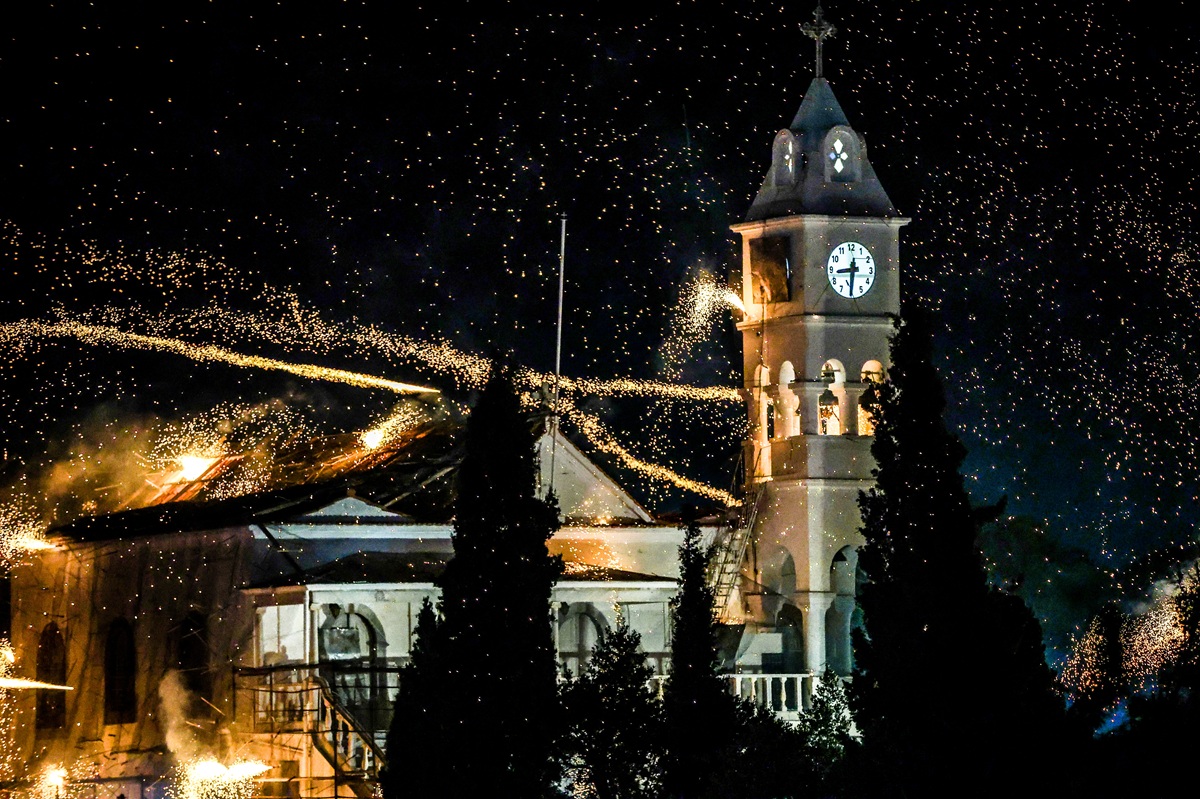 «Χριστός Ανέστη» σε όλη την Ελλάδα: Εικόνες κατάνυξης και φωτός από κάθε γωνιά της χώρας