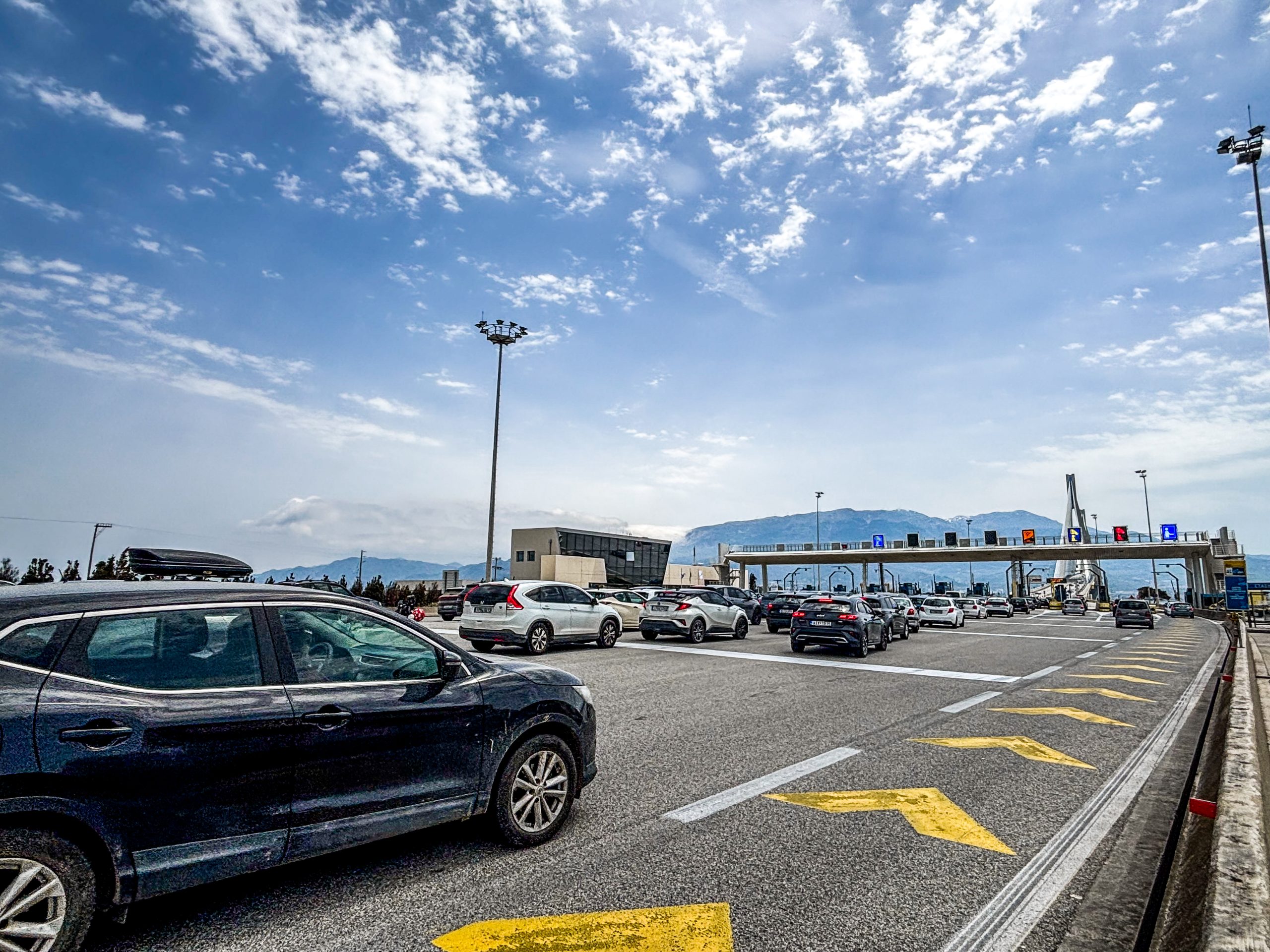 Επιστροφή εκδρομέων: Στο «κόκκινο» λιμάνια και δρόμοι – Ουρές έως 10 χλμ.