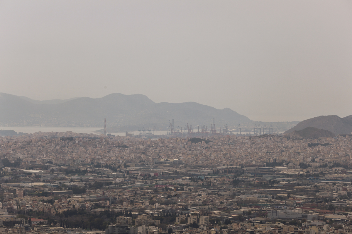 Καιρός: Επιμένει η αφρικανική σκόνη έως την Παρασκευή – Πότε καθαρίζει η ατμόσφαιρα