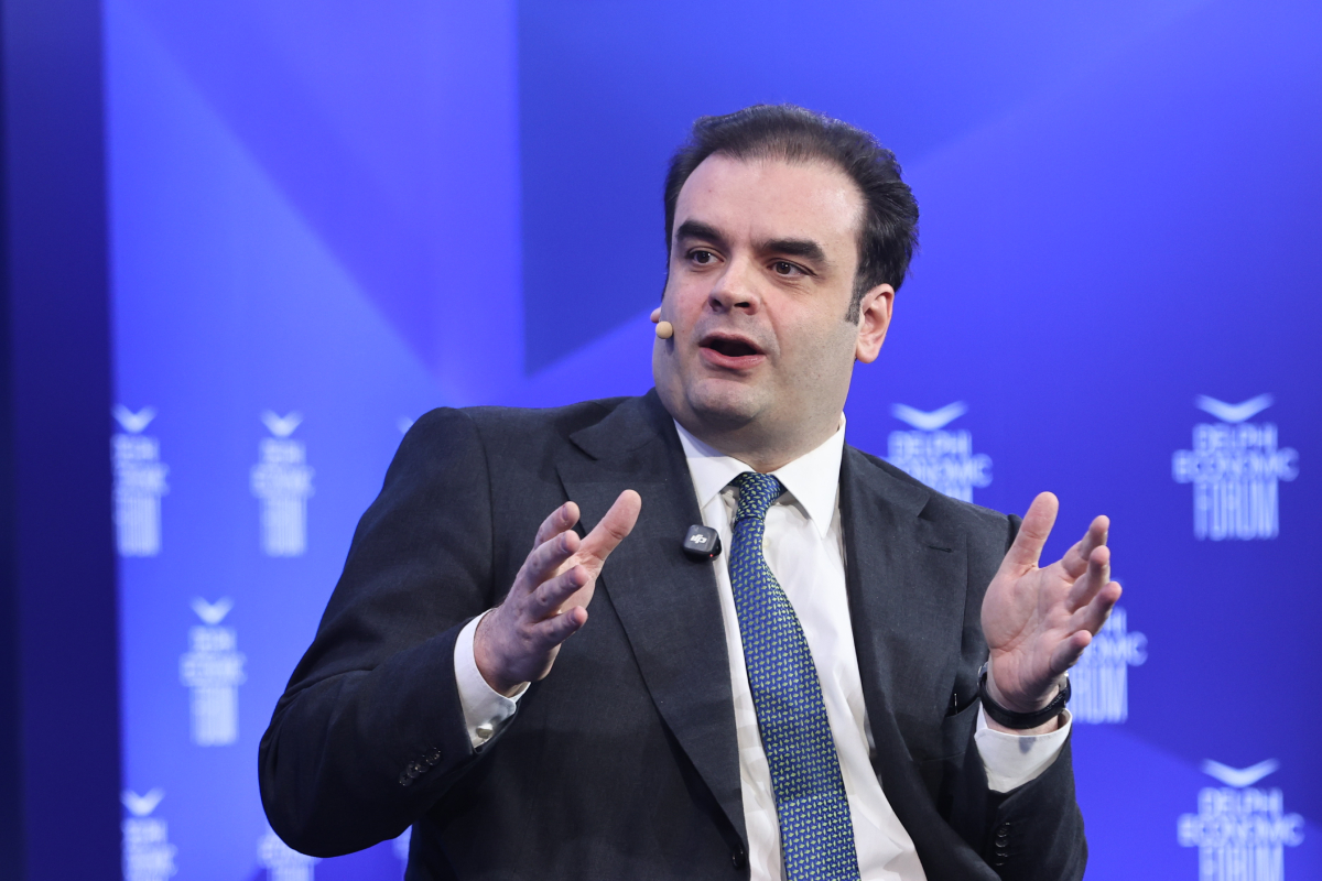 Πιερρακάκης από Δελφούς: Δεν επίκειται νέο πακέτο μέτρων – «Όχι» για ρήτρα διαφυγής από Ντομπρόβσκις