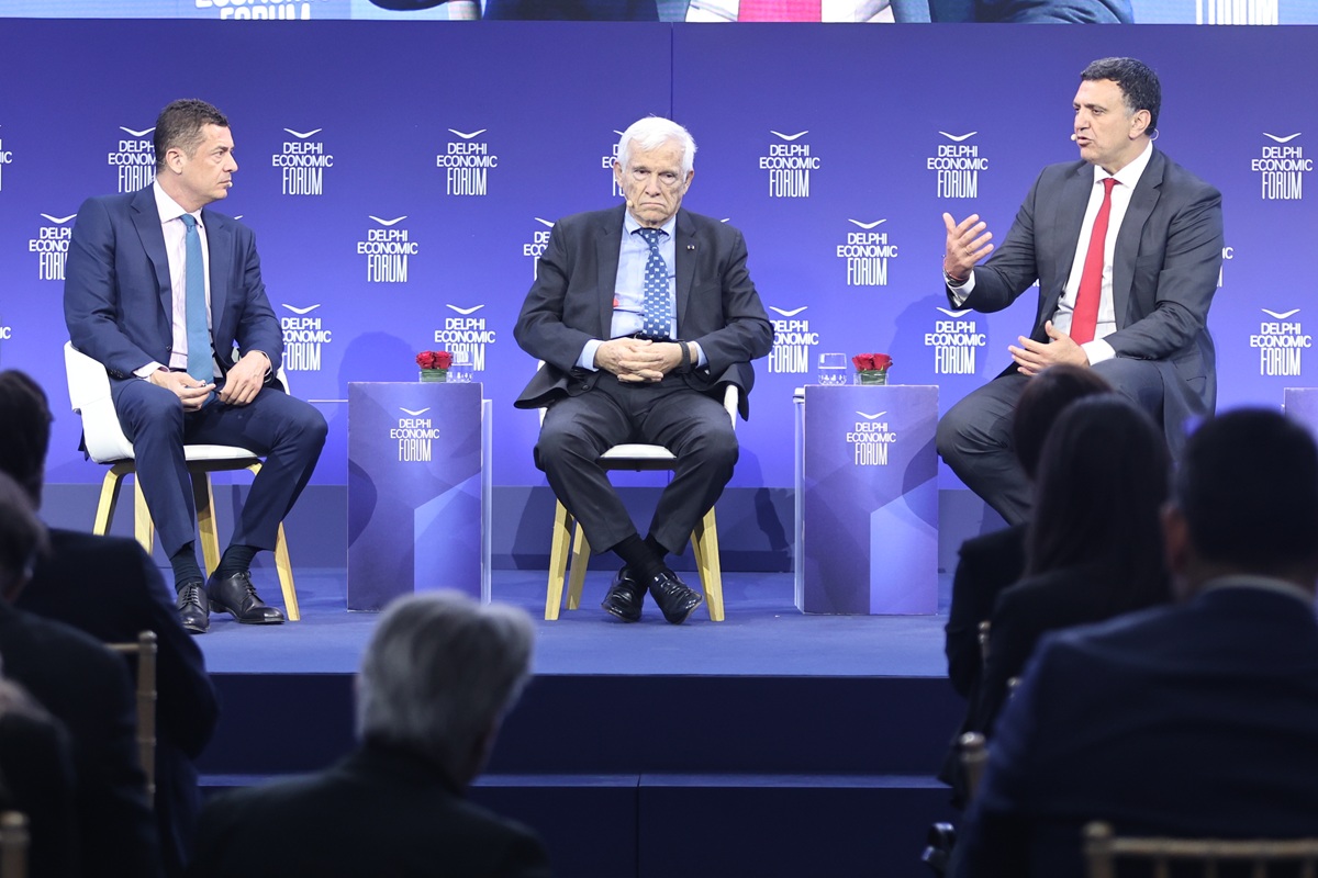 Κικίλιας από Δελφούς: «Καμπανάκι» για το κόστος της πράσινης μετάβασης στη ναυτιλία και την κρίση στο Ορμούζ – Η τοποθέτηση Λασκαρίδη