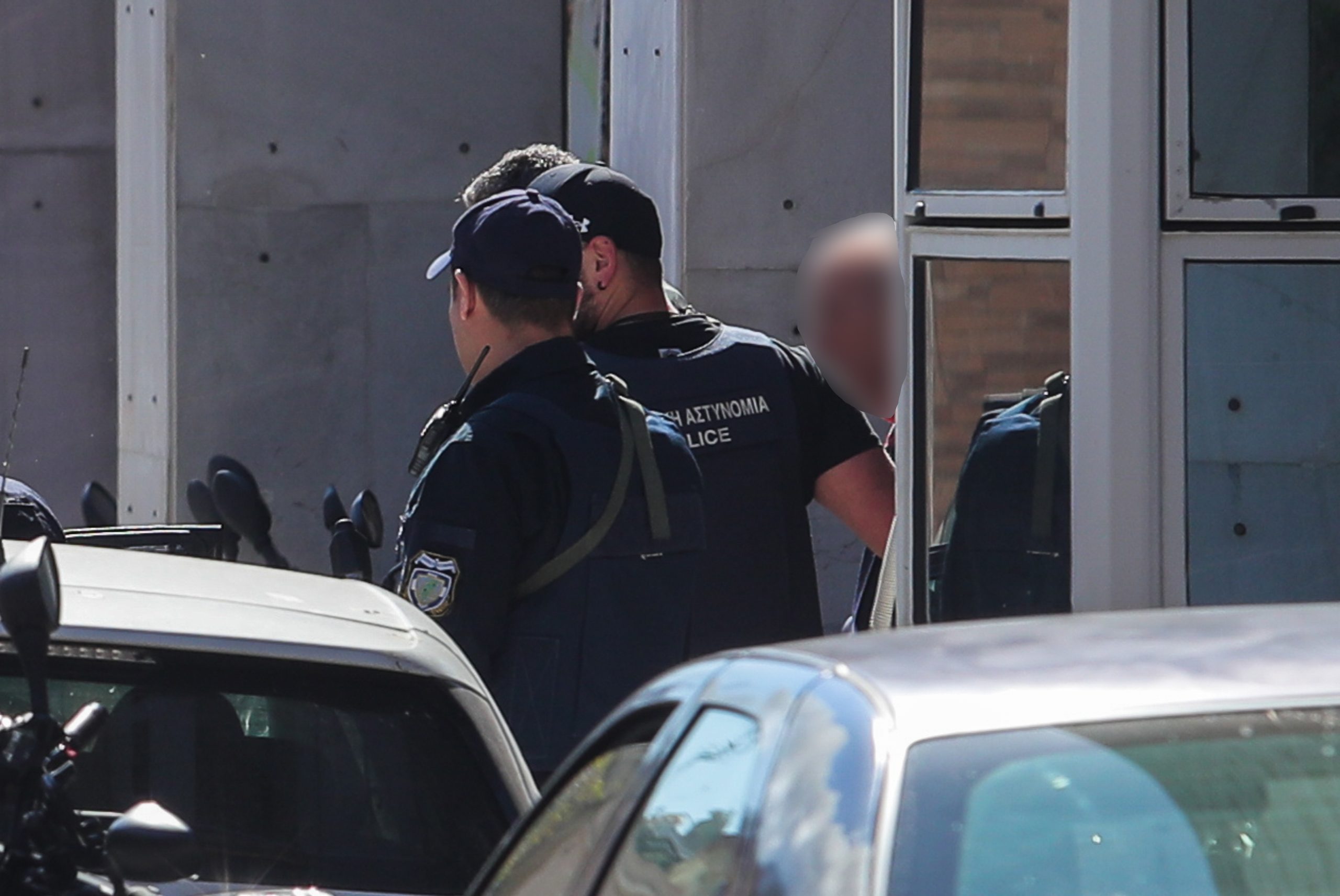 Επιθέσεις σε ΕΦΚΑ και Πρωτοδικείο: Στον ανακριτή ο 89χρονος δράστης – Το βαρύ κατηγορητήριο