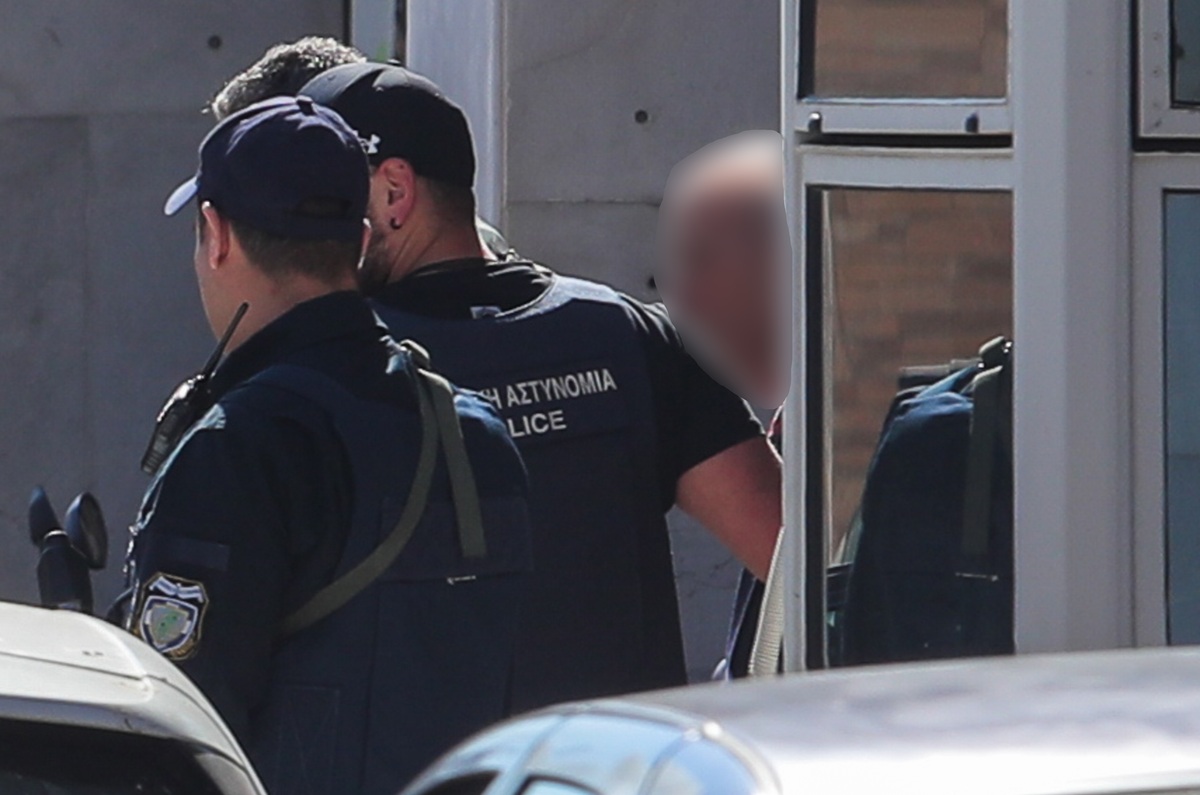 Στον ανακριτή ο 89χρονος για τους πυροβολισμούς σε ΕΦΚΑ και Πρωτοδικείο