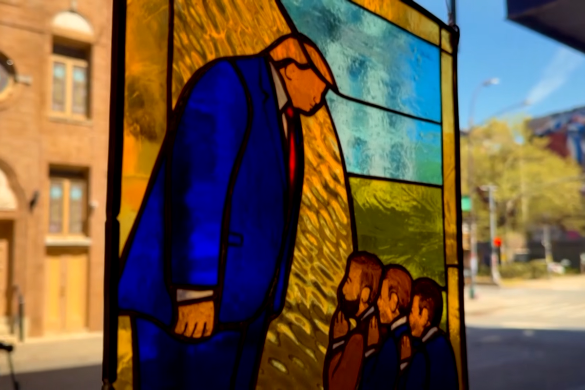 The Holy Babble: Πώς μια έκθεση στη Νέα Υόρκη που «μετατρέπει» τον Τραμπισμό σε σύγχρονη θρησκεία