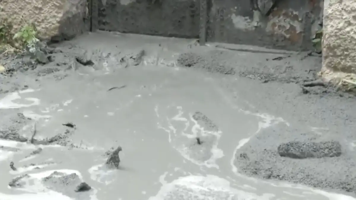 «Ποτάμι» από υγρό τσιμέντο στους δρόμους της Κυψέλης – Διακοπές κυκλοφορίας (vids)