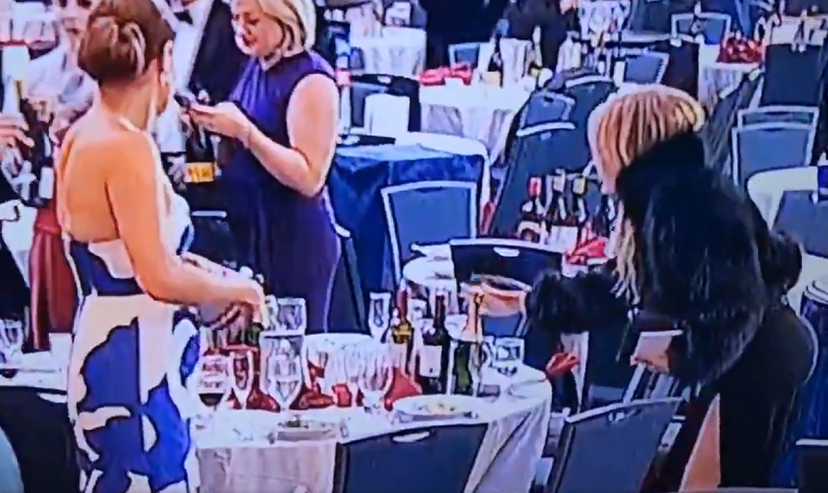 Viral η γυναίκα που άρπαξε κρασιά μετά την επίθεση στο δείπνο των ανταποκριτών του Λευκού Οίκου