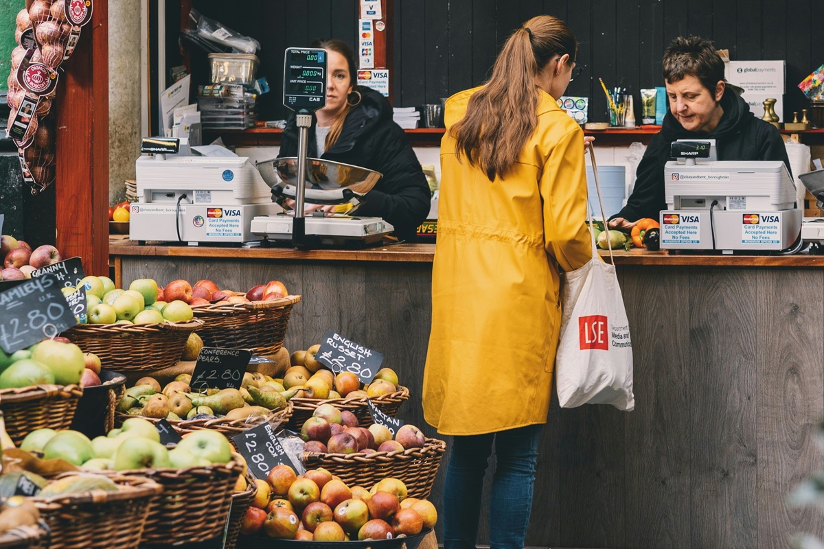 Ο πόλεμος στη Μέση Ανατολή «χτυπάει» το ράφι: Εκτόξευση στις παγκόσμιες τιμές τροφίμων