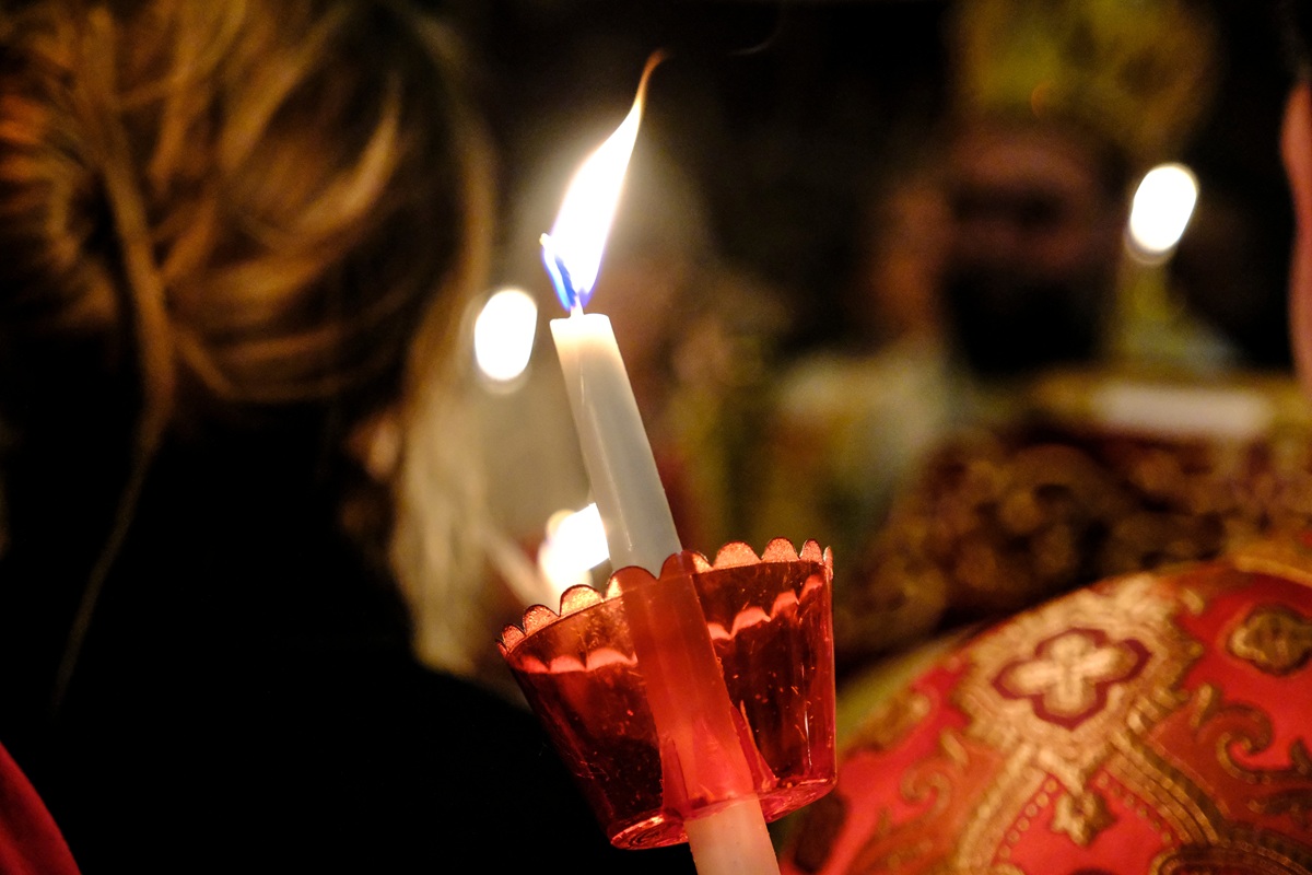 Γιατί κρατάμε λαμπάδα το βράδυ της Ανάστασης; Η αληθινή σημασία και οι ρίζες του εθίμου