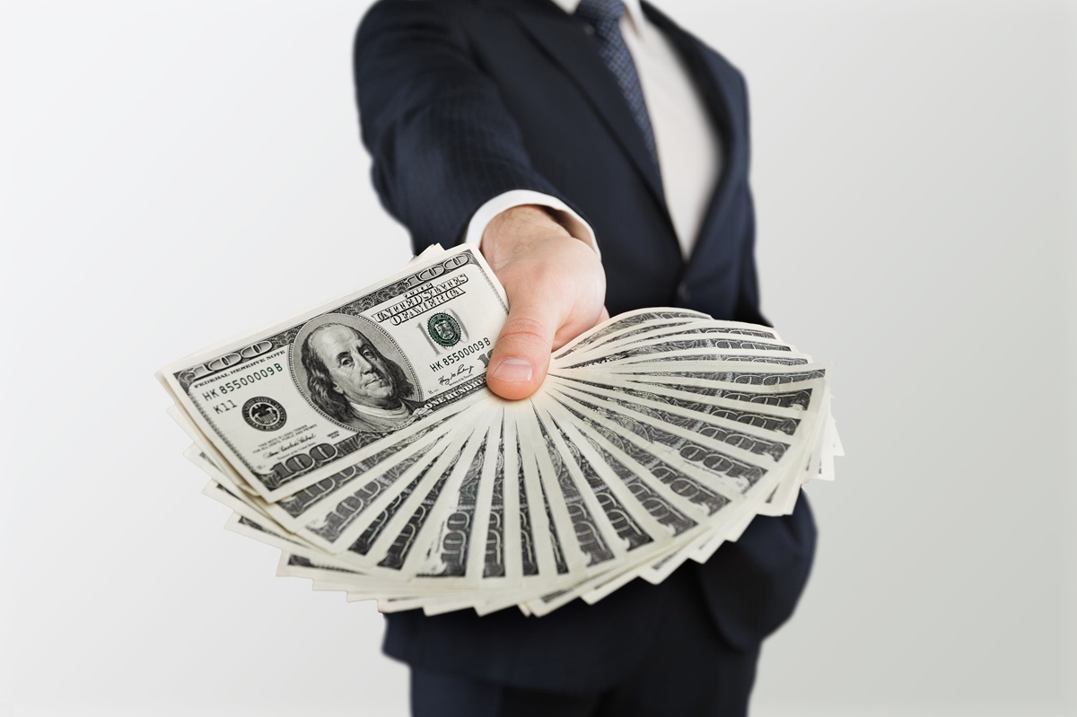 Ποιος CEO μοιράζει μπόνους 1,5 εκατ. δολαρίων για να μην… «τον πυροβολήσουν στον δρόμο»