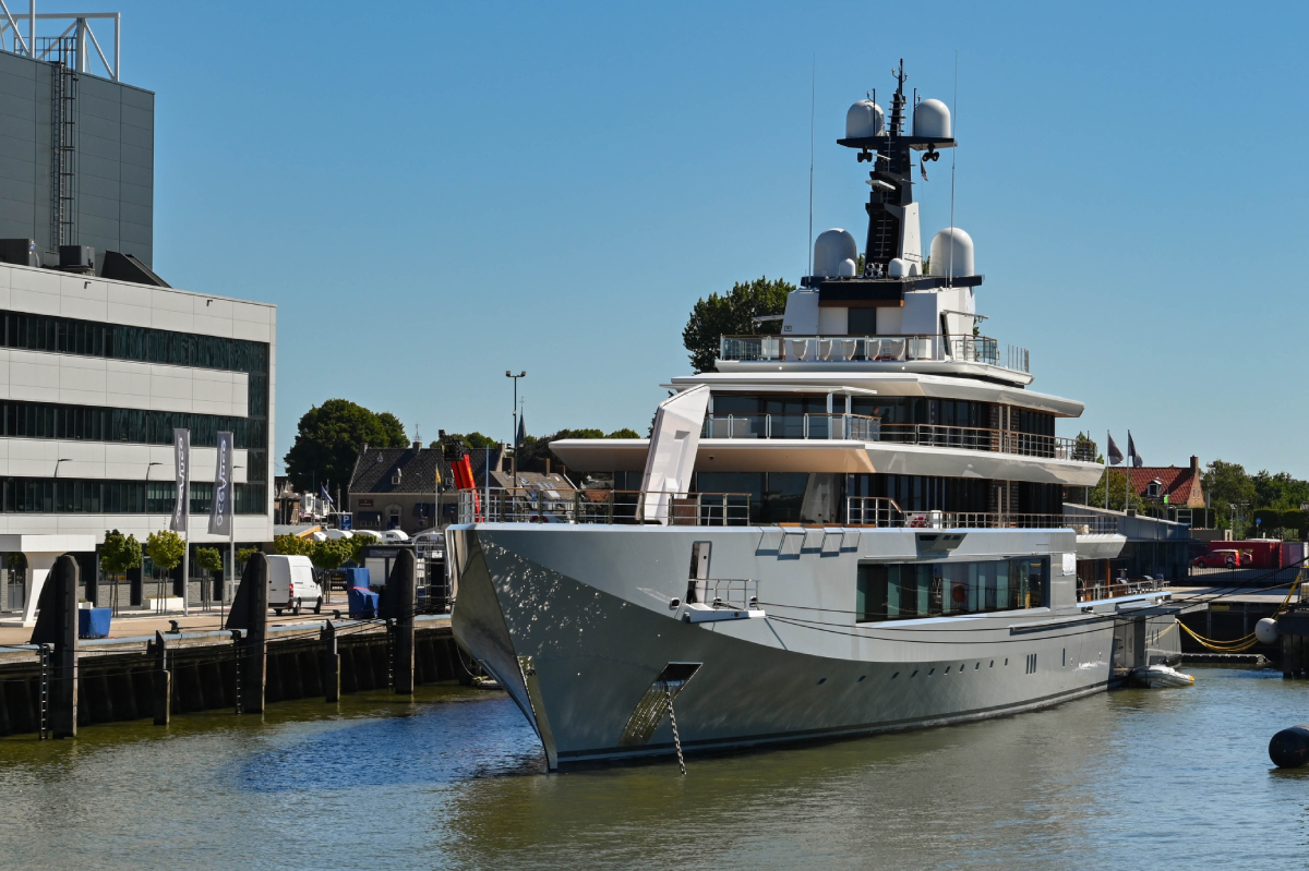 Τζεφ Μπέζος: Το superyacht Koru δεν χωρά στα λιμάνια – Επιστρατεύει jet, ελικόπτερο και υποβρύχιο