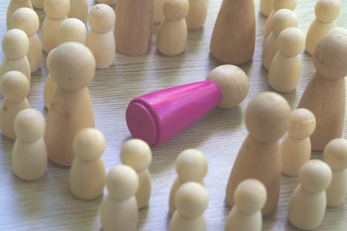 «Upward bullying»: Τι είναι ο αντίστροφος εργασιακός εκφοβισμός και πώς διαλύει ομάδες και ηγεσίες