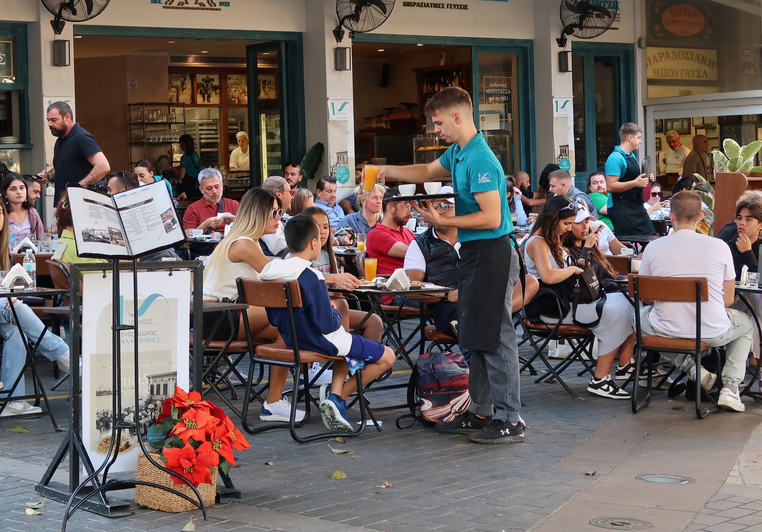 Εστίαση: Σε αναμονή της σεζόν με φόντο ακρίβεια και γεωπολιτική αβεβαιότητα