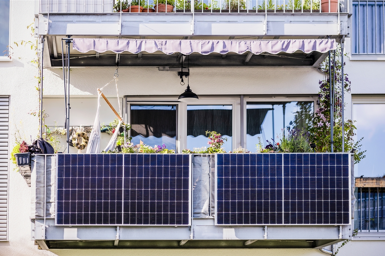 Φωτοβολταϊκά στο μπαλκόνι: Το νέο νομοσχέδιο ανοίγει τον δρόμο για φθηνότερη ενέργεια