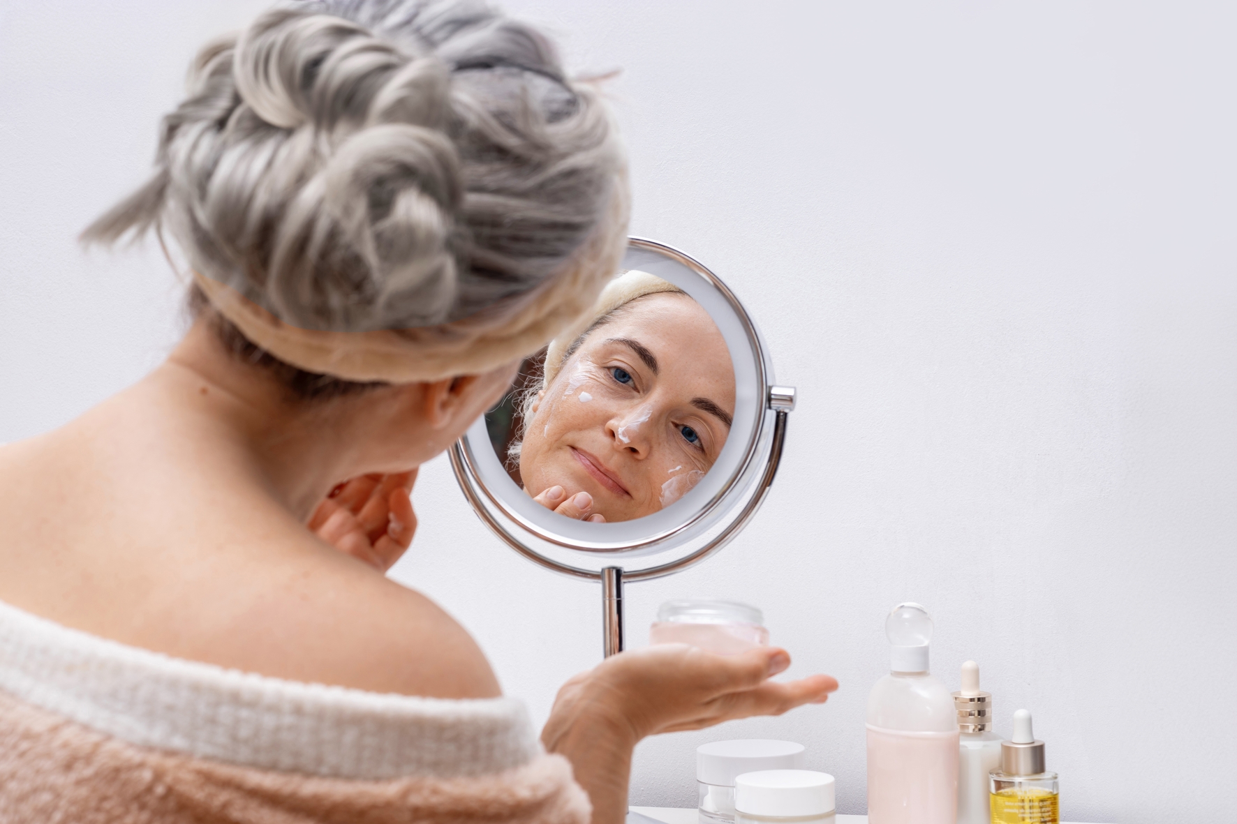 Γιατί η Gen X γίνεται το πιο «πολύτιμο» κοινό για τη βιομηχανία ομορφιάς