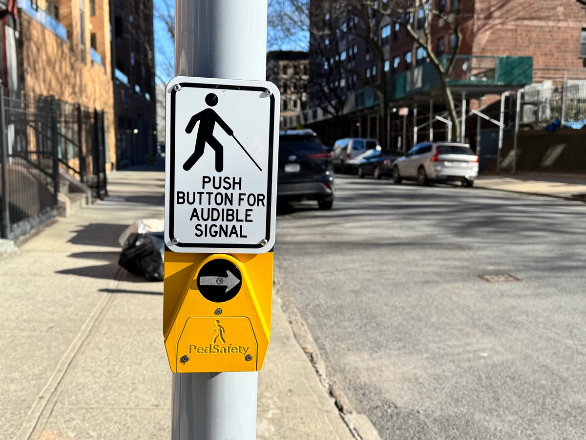 Χάκερς «έβαλαν» τον Μαρκ Ζούκερμπεργκ και τον Έλον Μασκ να «μιλούν» σε διαβάσεις πεζών