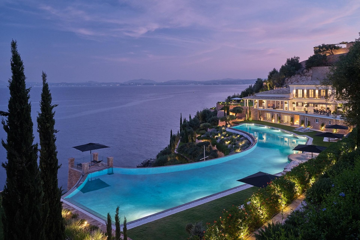 Πολυτελή ακίνητα: Οι πλούσιοι συνεχίζουν να «κοιτούν» την Ελλάδα – αλλά καθυστερούν να αγοράσουν