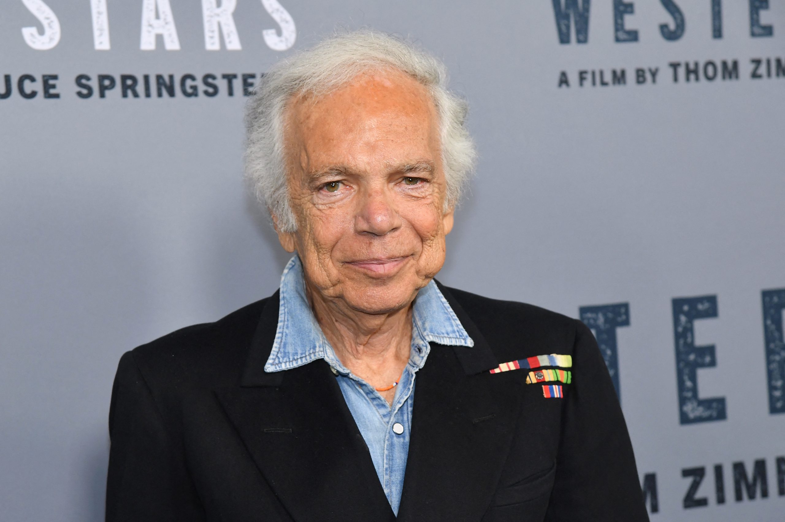 Από τις πασαρέλες στα ταχυδρομεία: Ο Ralph Lauren αποκτά δική του σειρά γραμματοσήμων