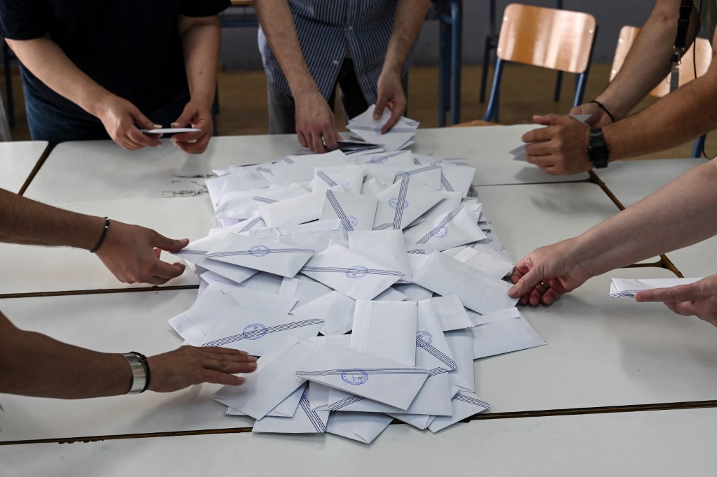 Νέα δημοσκόπηση: Το κόμμα Τσίπρα περνά το ΠΑΣΟΚ – Στο 0,5% ο ΣΥΡΙΖΑ