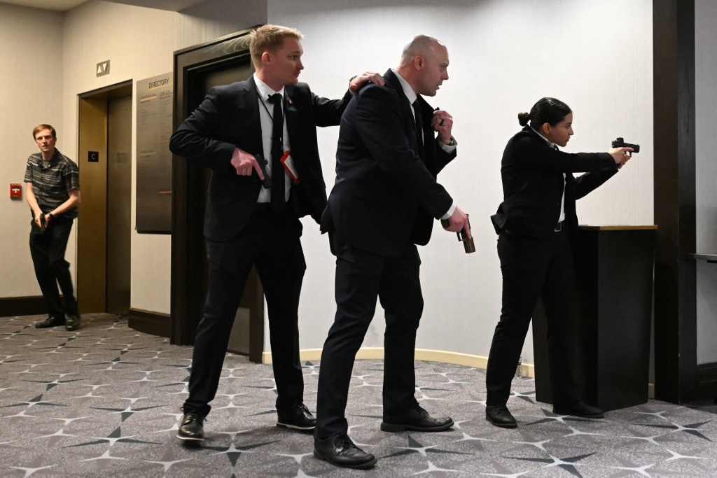 ΗΠΑ: Καρέ-καρέ η ένοπλη επίθεση στο δείπνο του Λευκού Οίκου (vid)
