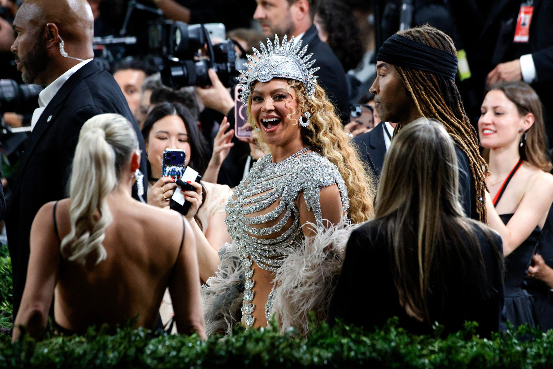 100.000 δολάρια για μία θέση στο Met Gala –  Τι κρύβεται πίσω από τη χρυσή πρόσκληση (vid)