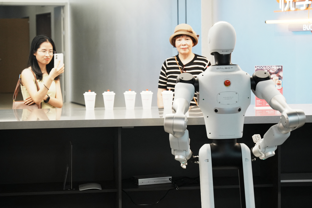 Business of Robotics: Η Κίνα εγκαινιάζει το πρώτο «πολυκατάστημα» ανθρωποειδών