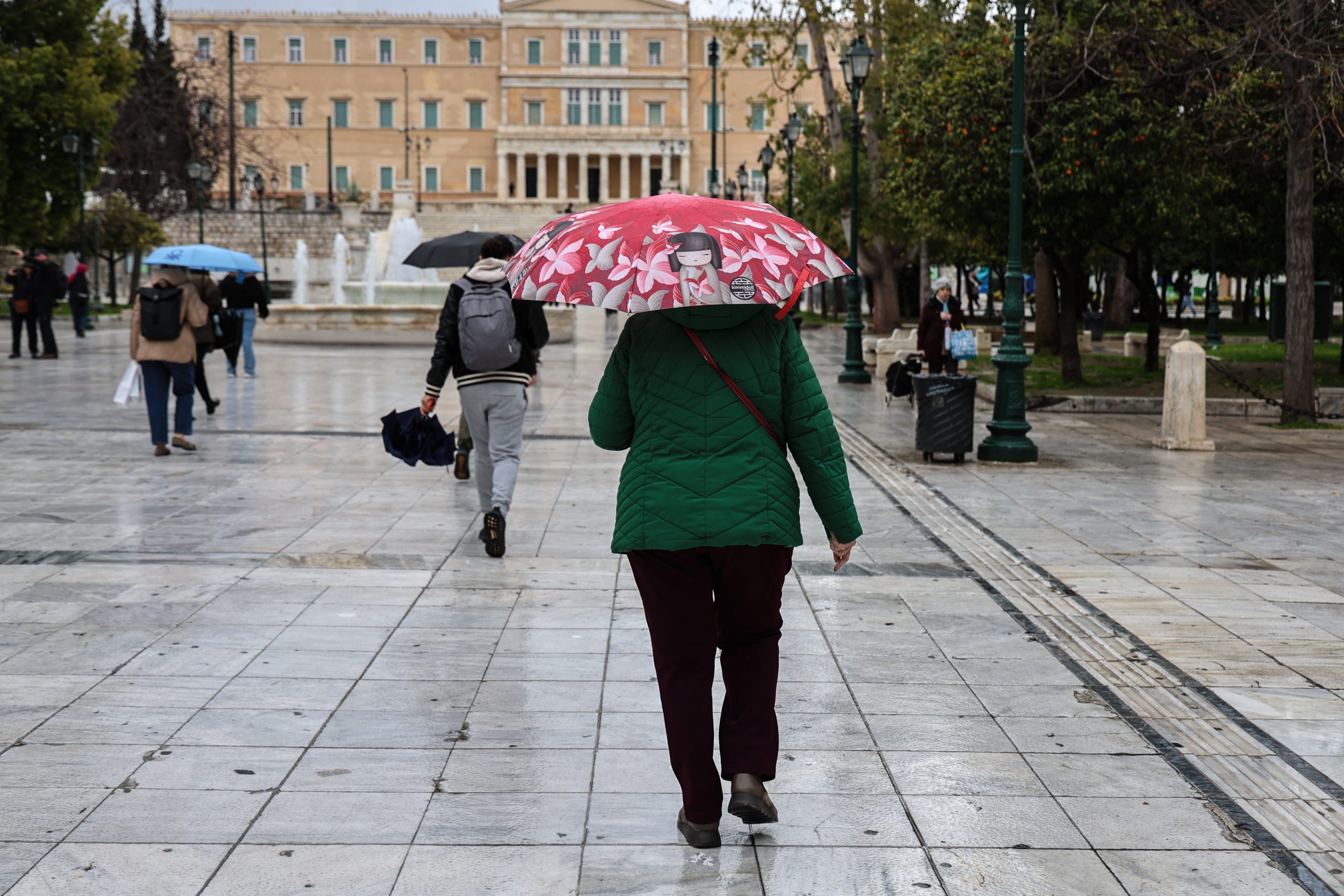 Καιρός Σαββατοκύριακου: Βροχές, καταιγίδες και πτώση θερμοκρασίας – Πού θα επιμείνουν τα φαινόμενα