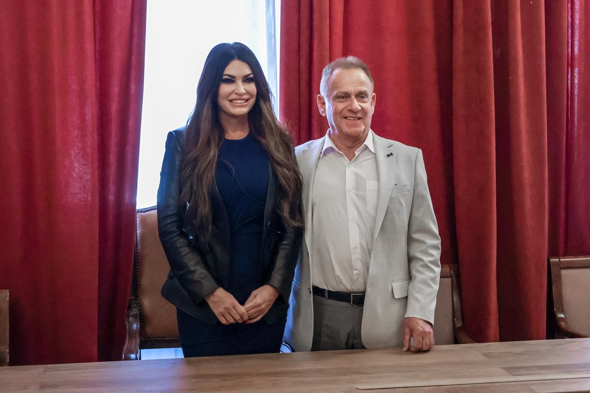 Η Κίμπερλι Γκίλφοϊλ βλέπει στη Μύκονο το μέλλον της ελληνοαμερικανικής συνεργασίας