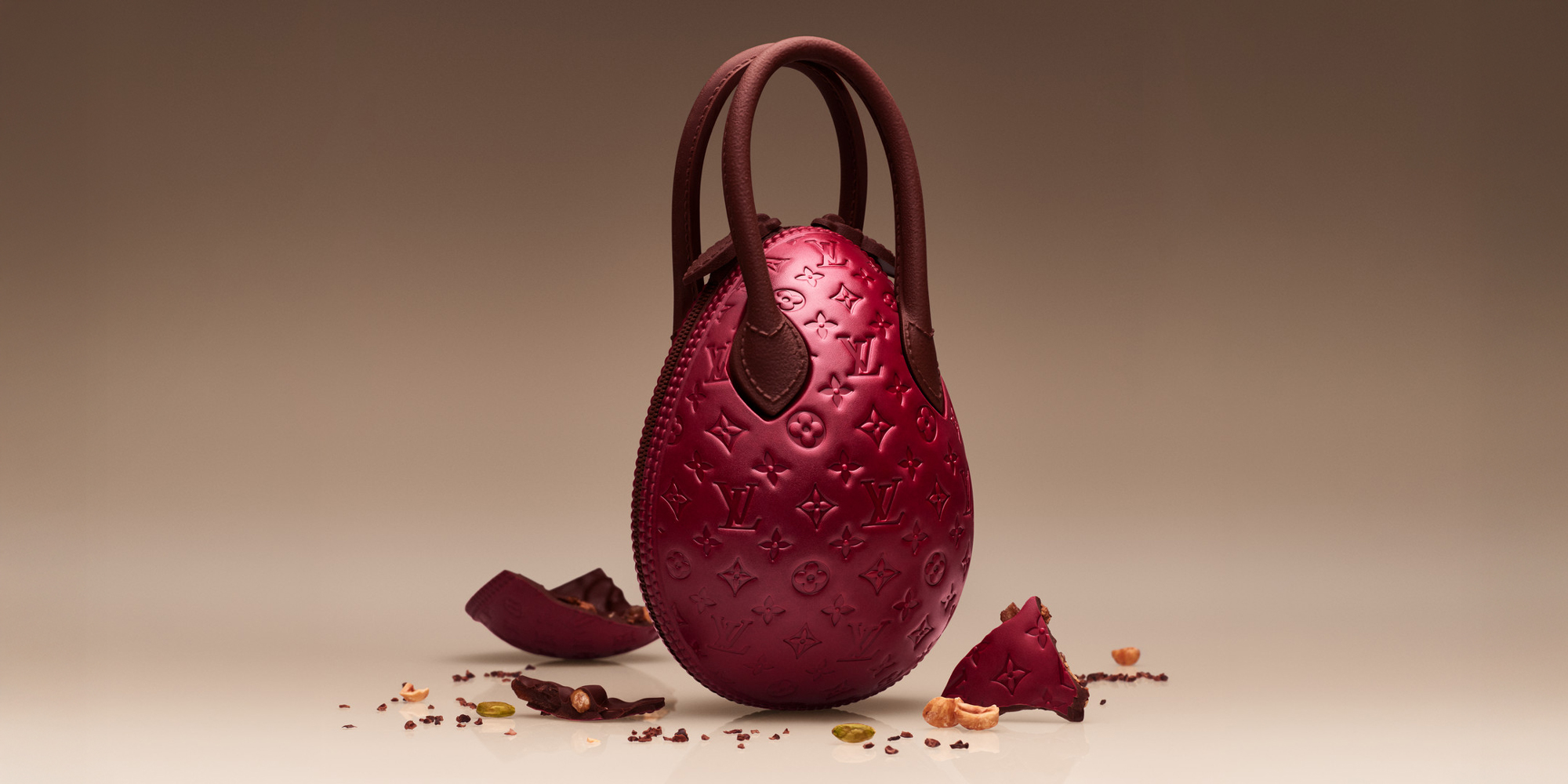 Louis Vuitton: Τιμά τη Γιορτή της Μητέρας μετατρέποντας την iconic Egg Bag σε σοκολατένιο έργο τέχνης