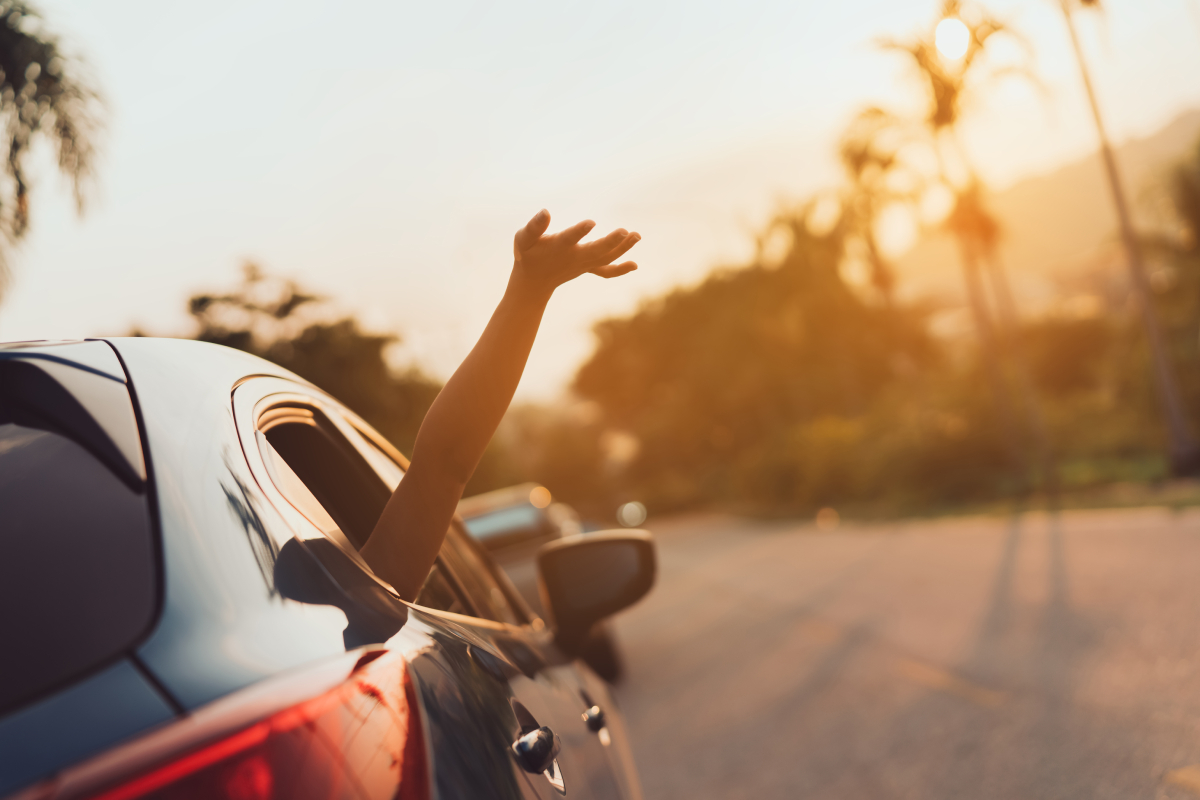 Booking.com: Ένας στους δύο Έλληνες σχεδιάζει road trips – Στροφή στην AI για τις ενοικιάσεις αυτοκινήτων
