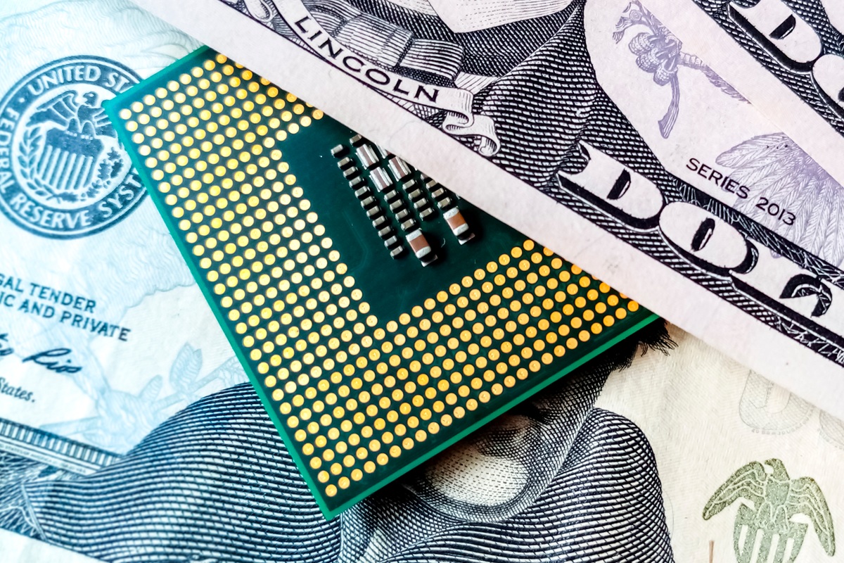 Ιστορικό «ράλι» για την Intel: Το «μυστικό» σχέδιο της Apple για το τέλος της εξάρτησης από την TSMC