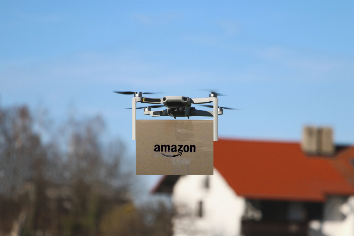 Amazon: Ιστορική πρεμιέρα για τις παραδόσεις με drones στη Βρετανία