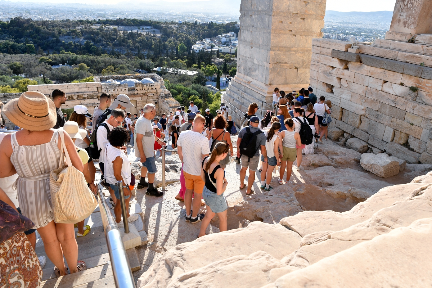 Τουρισμός δύο ταχυτήτων: Περισσότεροι επισκέπτες, μειωμένη παραμονή – Το ρίσκο για τα έσοδα