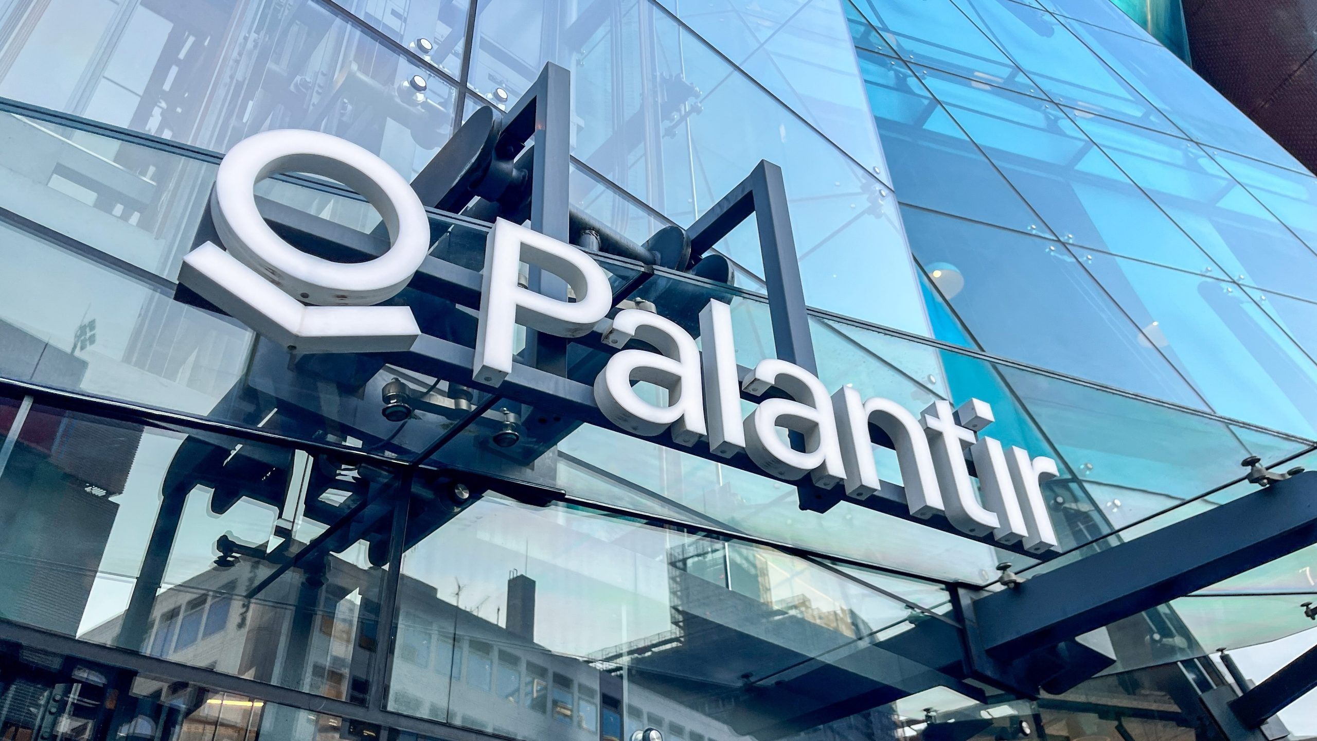 Palantir: Βλέπει έκρηξη στα AI tokens και προειδοποιεί για τον «θόρυβο» της τεχνητής νοημοσύνης