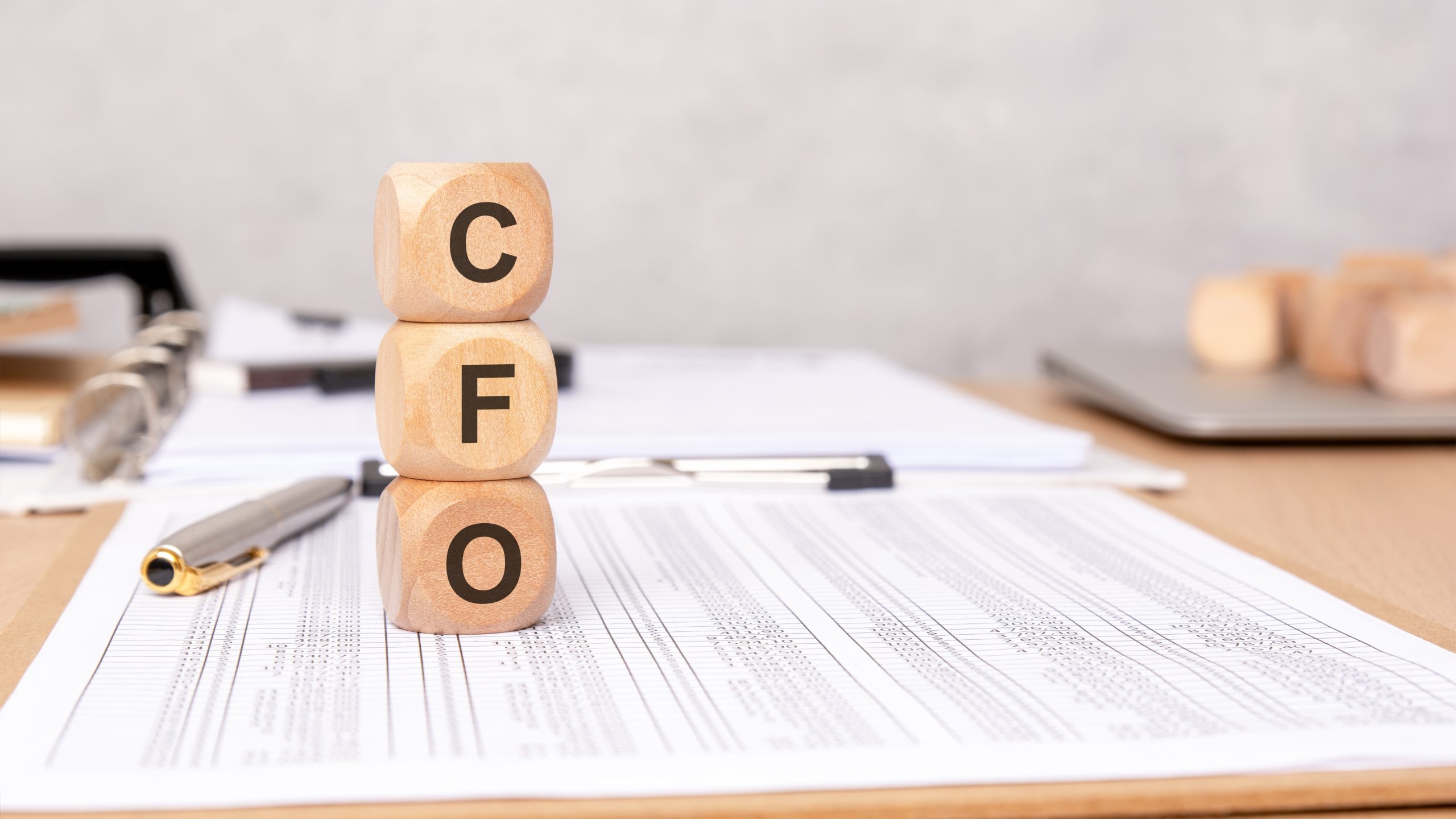 AI επενδύσεις: Το δύσκολο δίλημμα των CFOs και πώς μετριέται πραγματικά η αξία