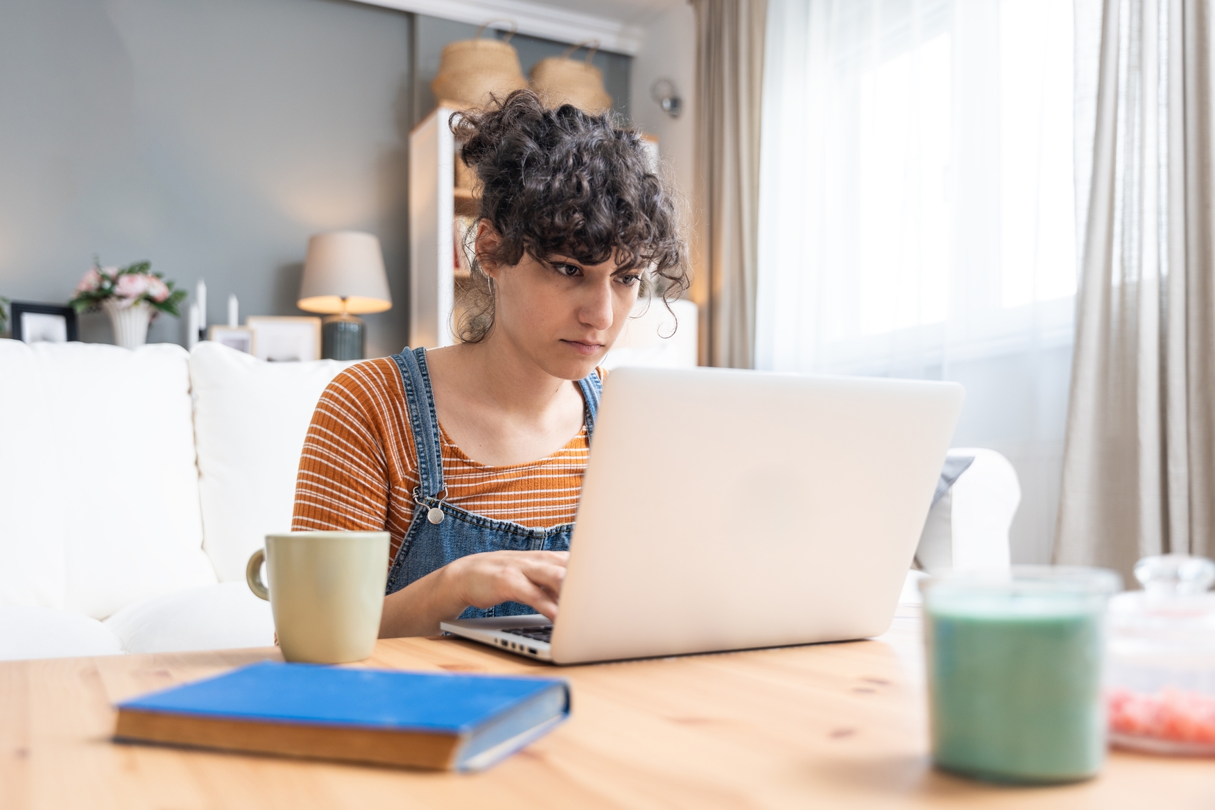 Η gen Z δεν περιμένει πτυχία και εταιρείες – μαθαίνει μόνη της δεξιότητες που ζητά η αγορά