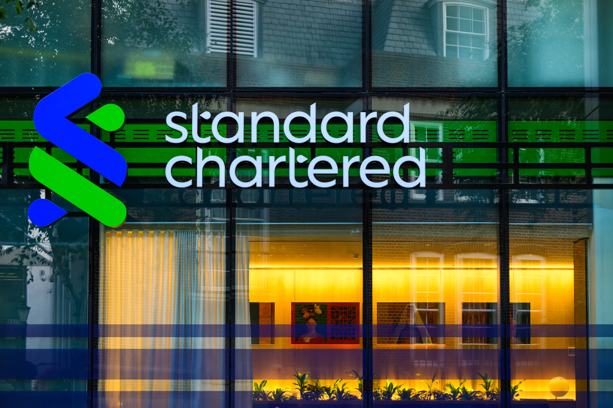 Standard Chartered: Χιλιάδες θέσεις εργασίας «θυσιάζονται» λόγω τεχνητής νοημοσύνης