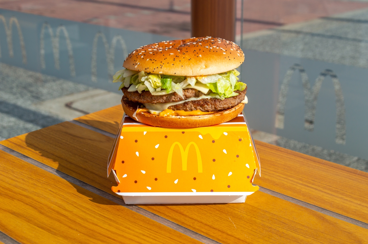 McDonald’s: Το viral Big Arch και οι χαμηλές τιμές εκτόξευσαν πωλήσεις και κέρδη