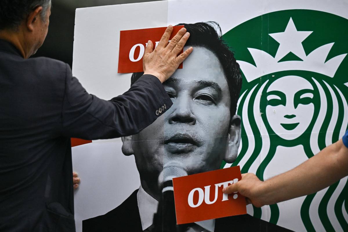 Starbucks: Γιατί κλείνουν προσωρινά 2.000 καταστήματα στην Κορέα;