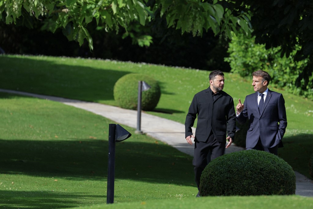«Θα το κανονίσουμε»: Ανοιχτό μικρόφωνο στη G7 αποκάλυψε συνομιλία Μακρόν – Ζελένσκι για τον Τραμπ