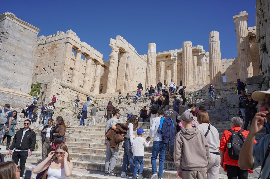 Τουρισμός: Άλμα 37% στα έσοδα και 27% στις αφίξεις – Νέο ρεκόρ προ των πυλών
