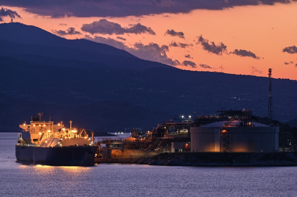 Στο κόκκινο ξανά ο Περσικός Κόλπος: Νέα πλήγματα και άλμα στο πετρέλαιο
